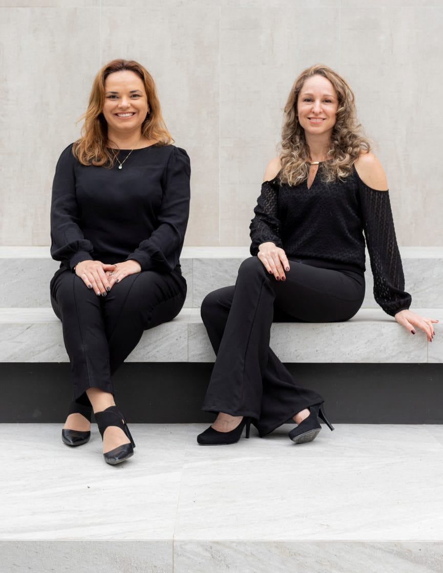 Retrato das arquitetas Maíra Queiroz e Vanessa Faller, do escritório Espaço do Traço: parceria de 15 anos em Santa Catarina (Foto: Fernando Willadino)