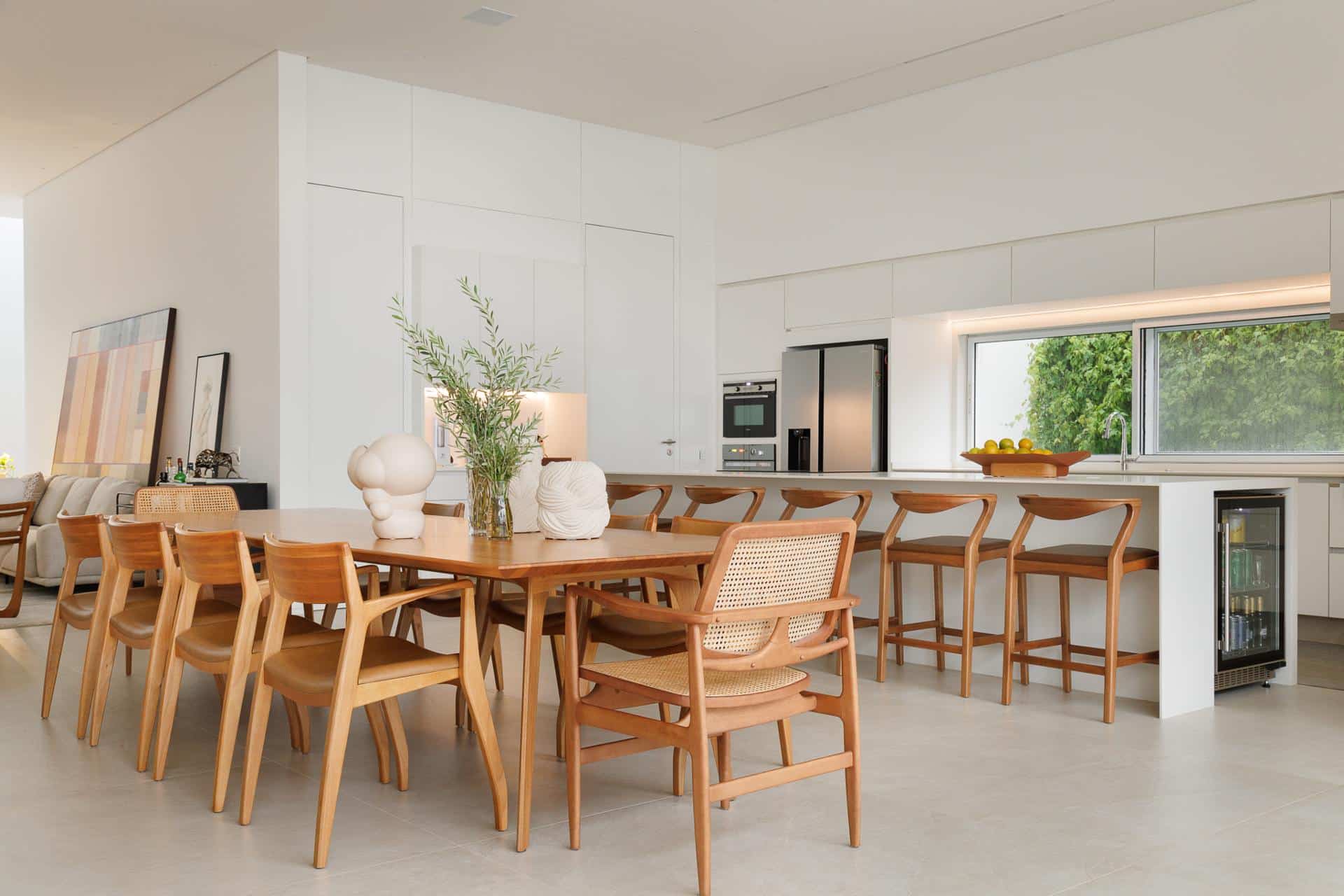 Sala de jantar e cozinha integradas, ambas em tons neutros (Projeto: Joice Pretel Arquitetura)