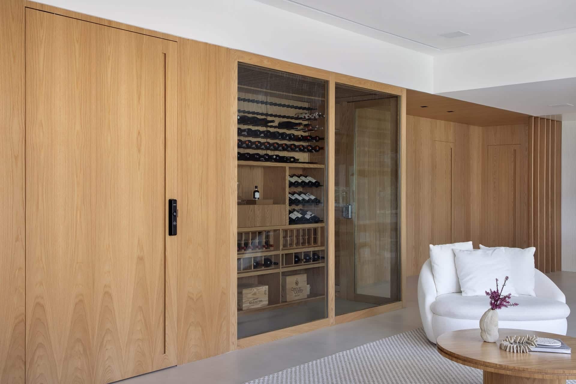 Parede com revestimento em madeira ajuda na integração dos espaços (Projeto: Natália Lemos Arquitetura / Foto: Denilson Machado – MCA estúdio)