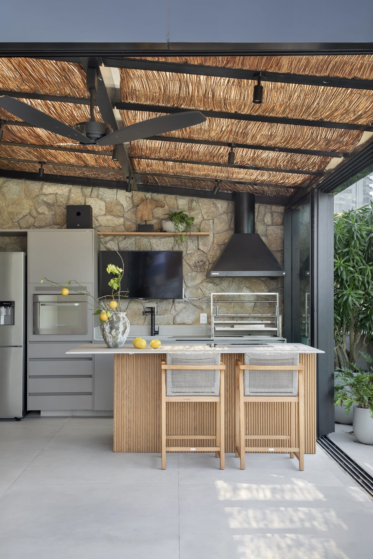 Área gourmet integrada é mais um espaço que pode ser usado para receber (Projeto: Natália Lemos Arquitetura / Foto: Denilson Machado – MCA estúdio)