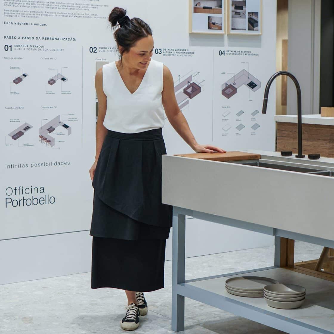 Patricia Pomerantzeff com uma das possibilidades da coleção Domateca (Foto: Mariana Orsi)