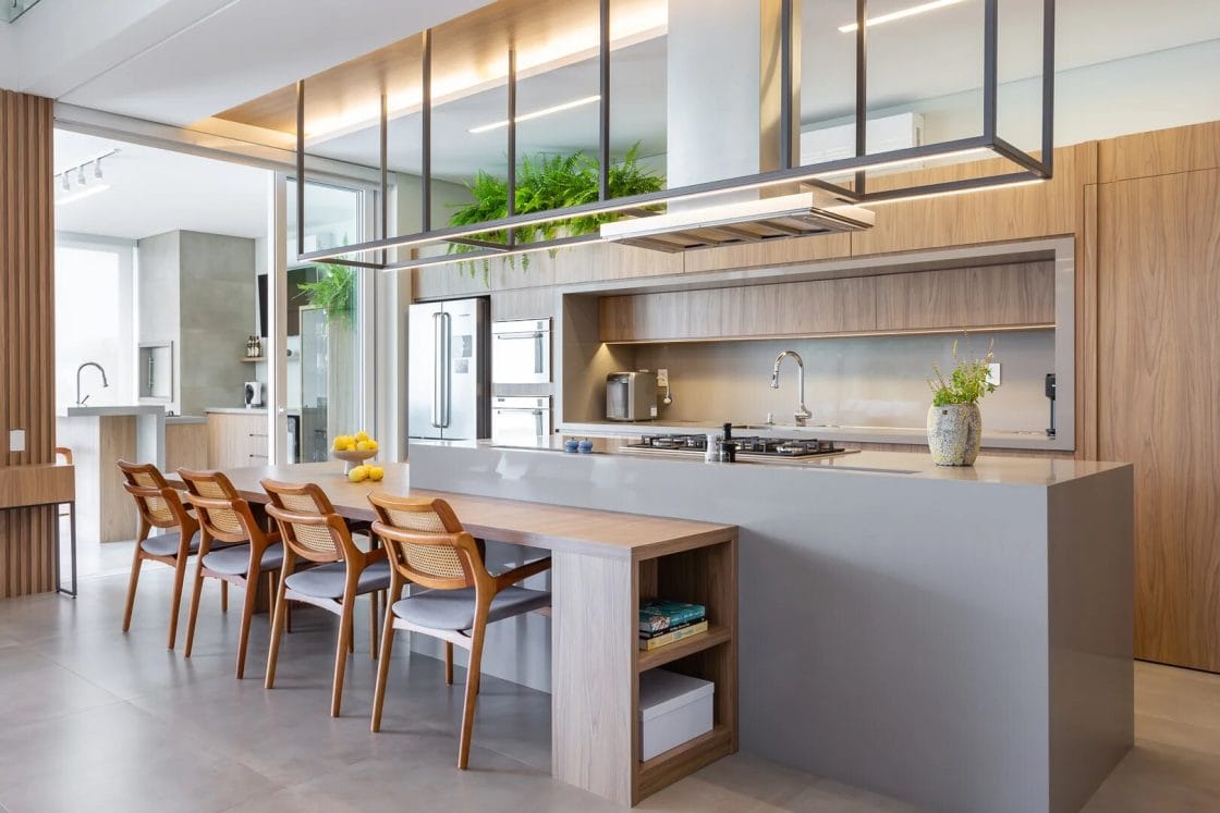 Versátil, ilha pode ter cooktop embutido, área molhada e servir como bancada (Projeto: Oficina de Morar)