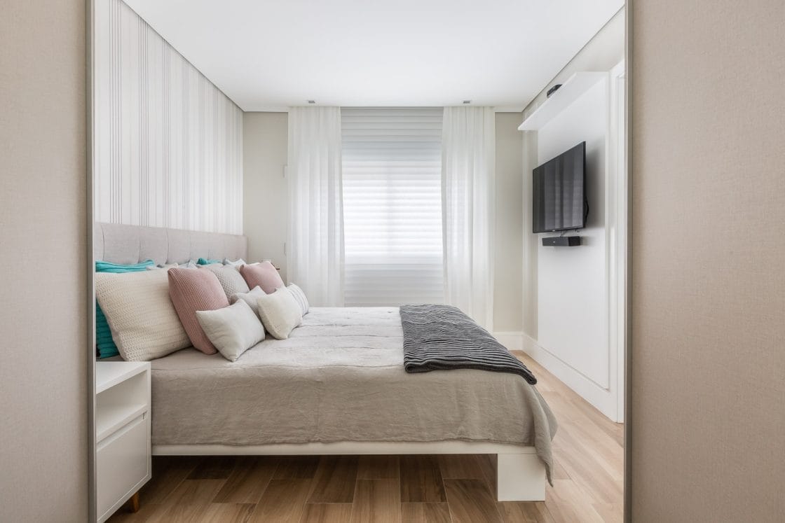 Quarto pequeno tem predominância de cores claras (Projeto: Eliane Ventura)