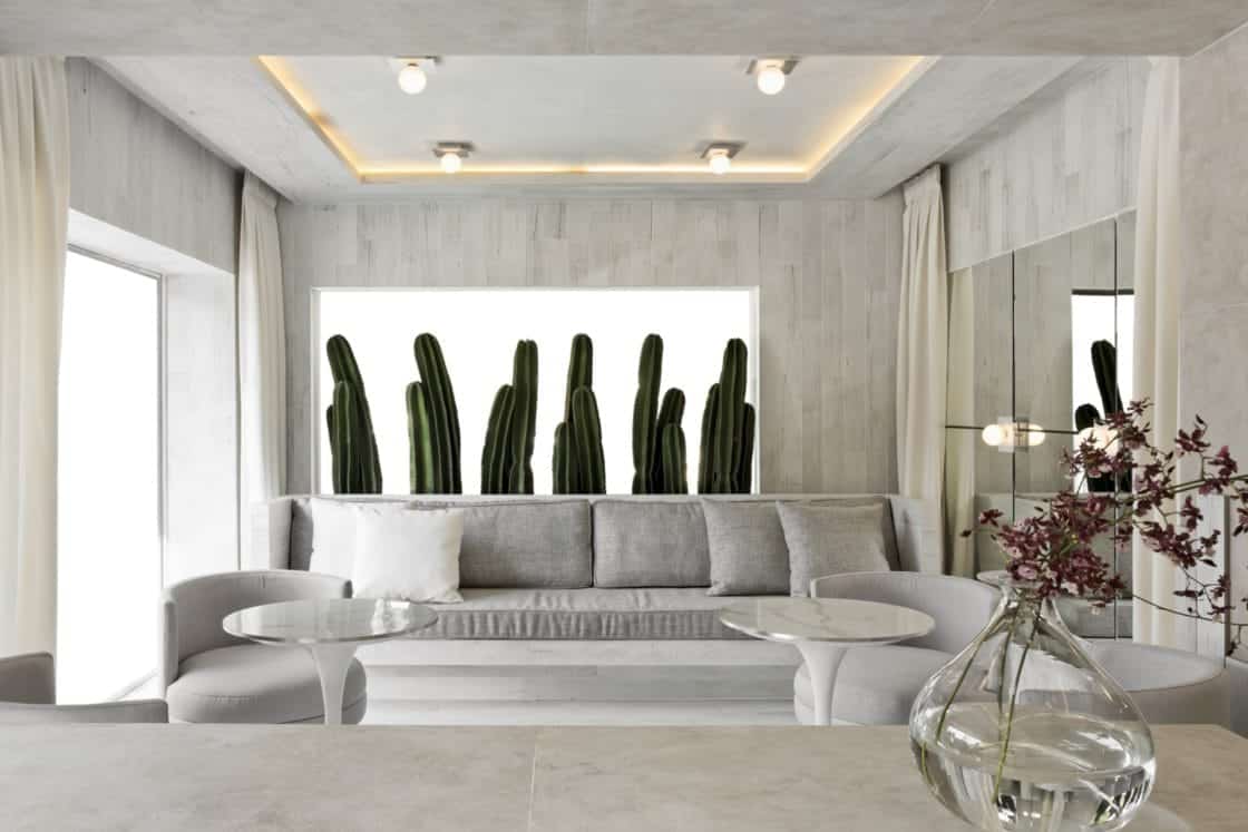 Aplicar porcelanato na decoração de teto também é uma forma de transformá-lo positivamente (Projeto: Diego Revollo Arquitetura)