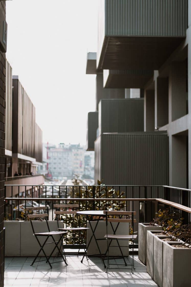 Cadeiras são perfeitas para reunir amigos e familiares (Fonte: Unsplash)