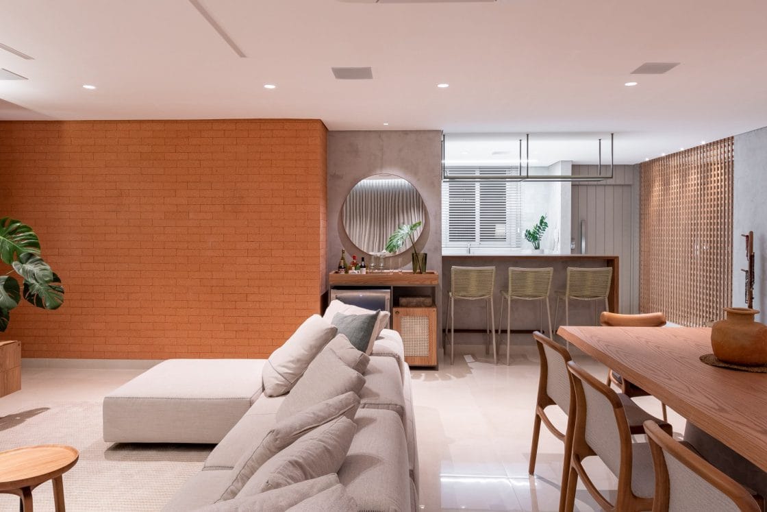 Iluminação para sala de estar deve ser neutra ou morna, nunca branca, indica arquiteto (Projeto: Alexandre Marques)