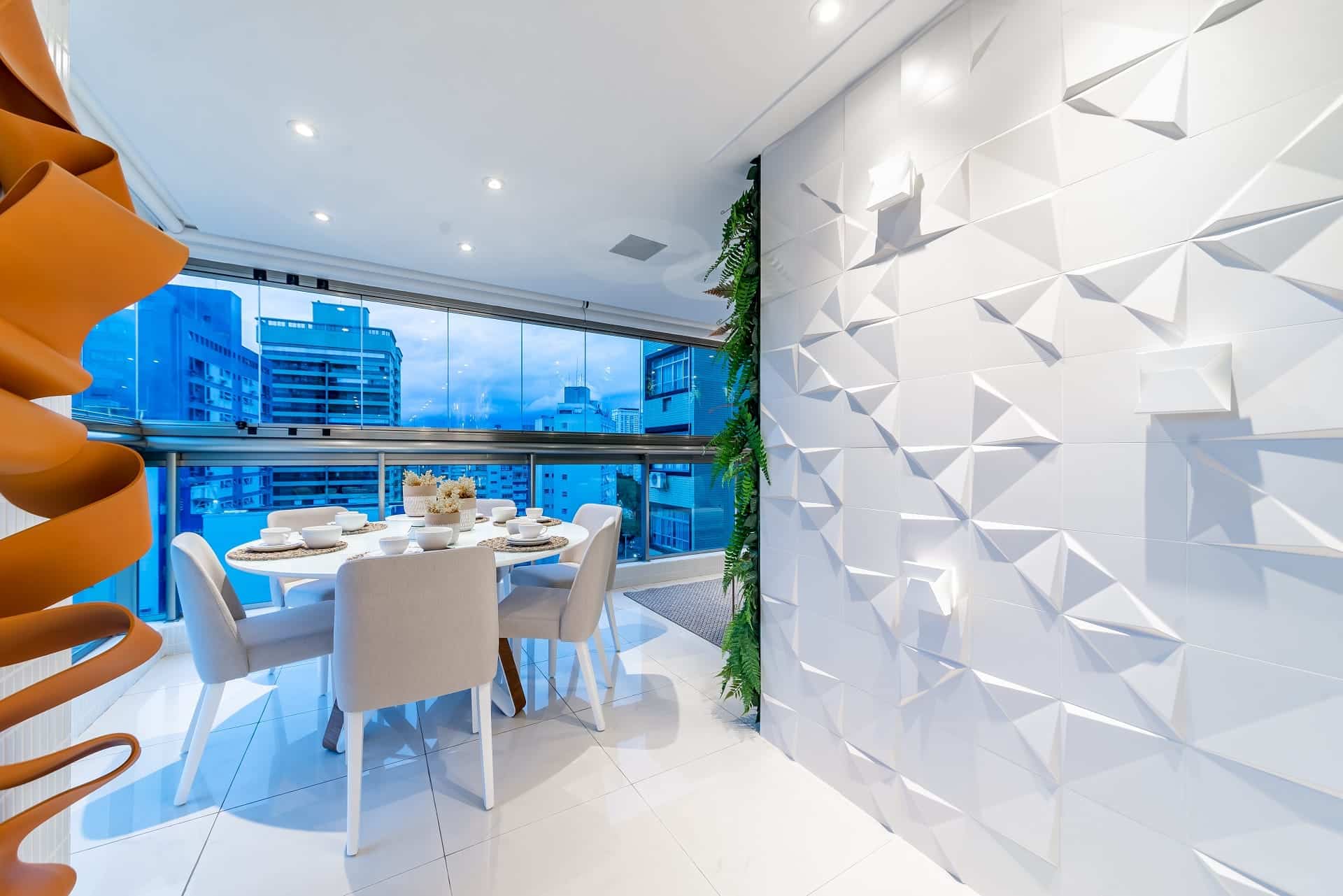 Painel para sala branco com textura é atemporal e versátil (Projeto: Carla Felippi