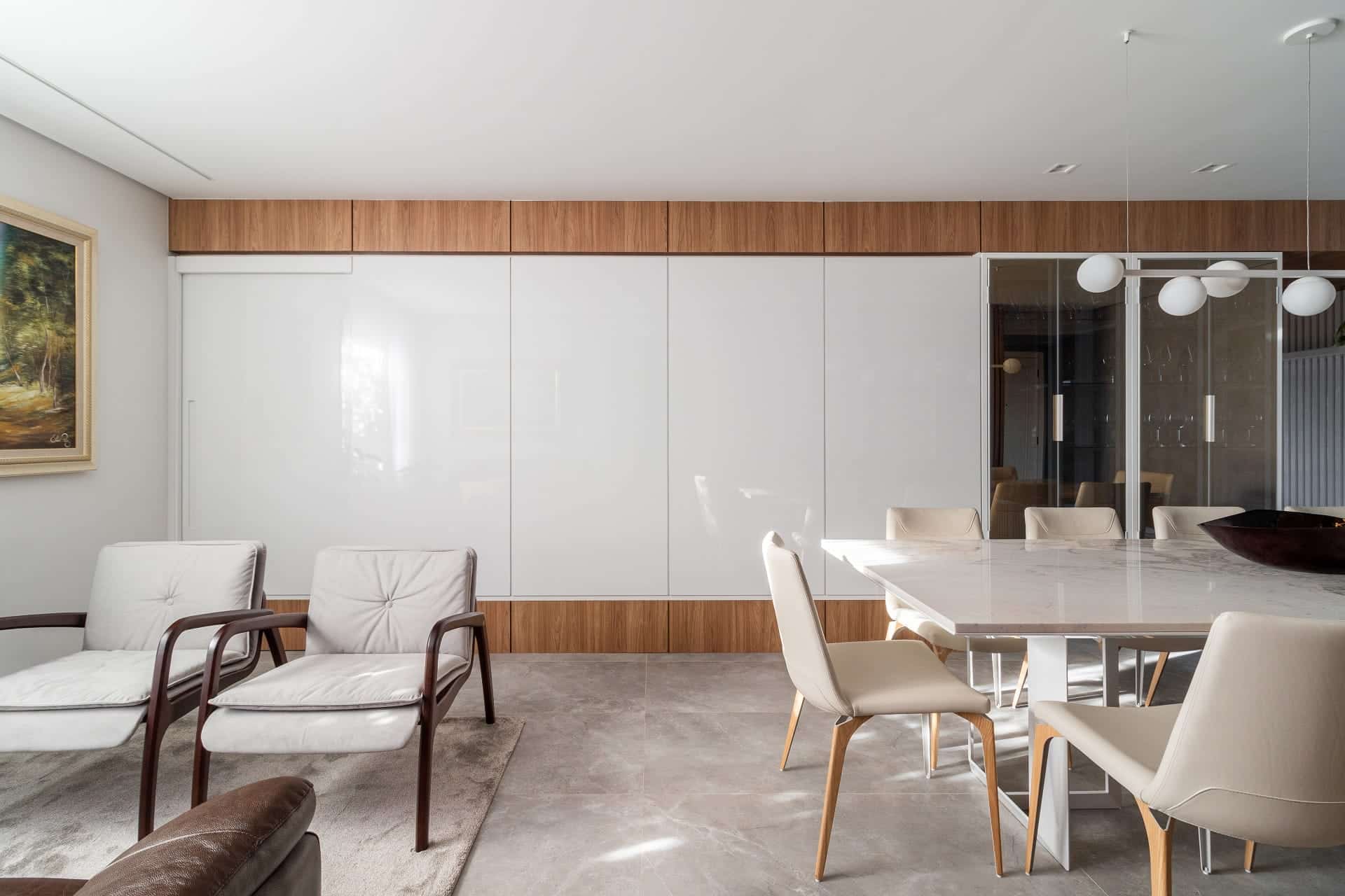 É possível esconder portas e armários com o painel para sala (Projeto: Leonardo Tulli