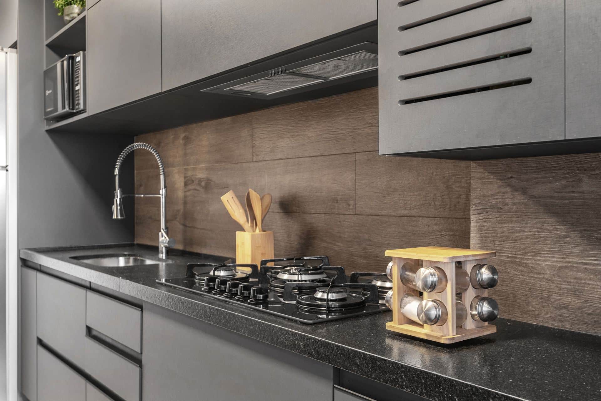 Variações de marrom ajudam a dar o mood da decoração (Projeto: Tatiana Pradal)