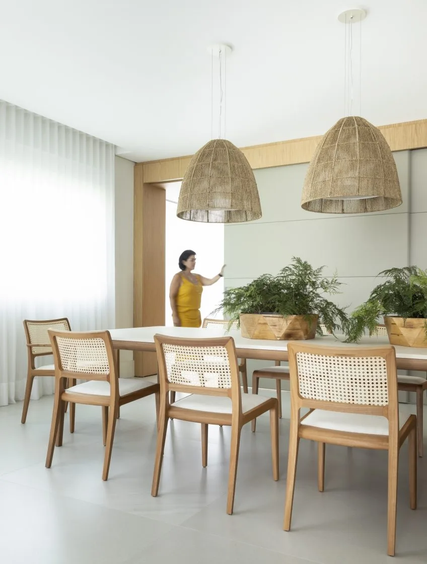 Uma porta de correr grande pode transformar ambientes e deixá-lo mais dinâmico (Projeto: Ana Paula Rochi