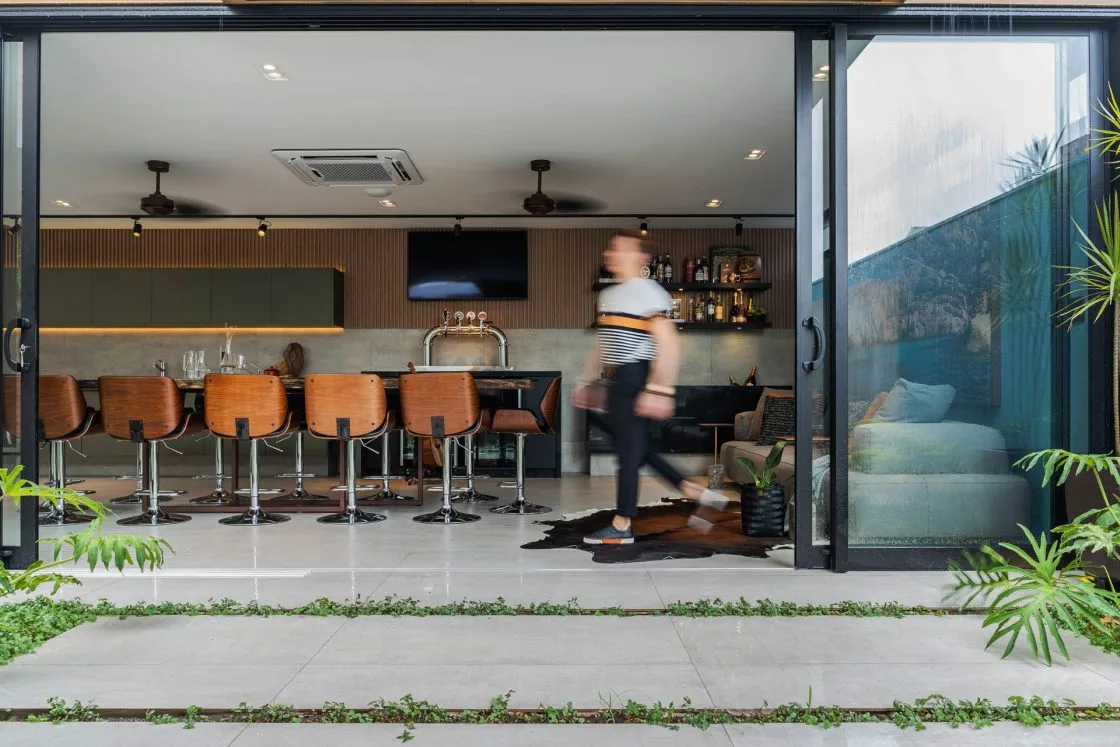 Porta de vidro permite melhor aproveitamento da vista no entorno do imóvel (Projeto: Victor Romansini