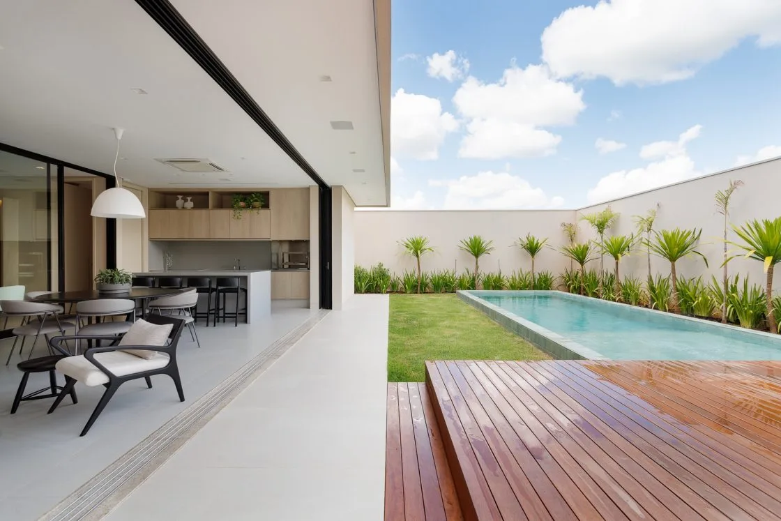 Porta de correr pode ser totalmente recolhida nesse projeto (Projeto: Bruno Brandini Arquitetos