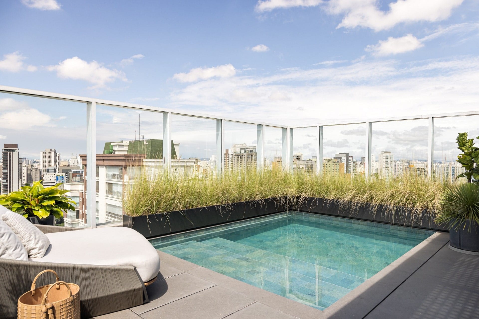 Piscina da Residência FF também tem revestimento Portobello (Projeto: Interni Arquitetura)