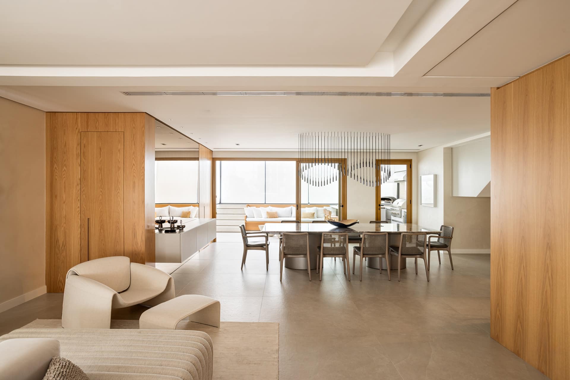 Produto Portobello reveste piso dos ambientes, conferindo amplitude (Projeto: Interni Arquitetura)