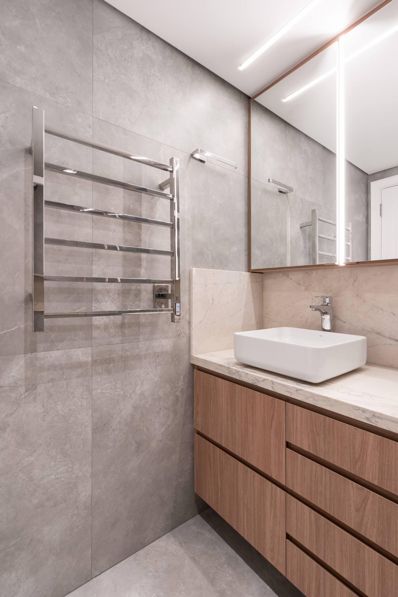 Toalheiro Térmico Square 127v Docol Cozy Inox Polido foi o modelo escolhido para este projeto de banheiro que valoriza a experiência de relaxamento (Projeto: Nathalia Loureiro Arquitetura)