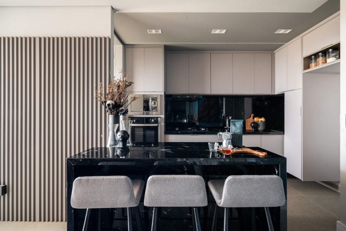 Cozinha compacta monocromática de estilo moderno (Projeto: VICTOR ROMANSINI - STUDIO ROMA)