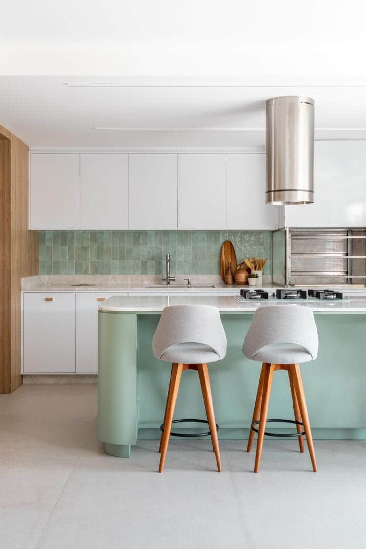 Cozinha em tons claros com bancada em verde menta combinando com os azulejos da parede.