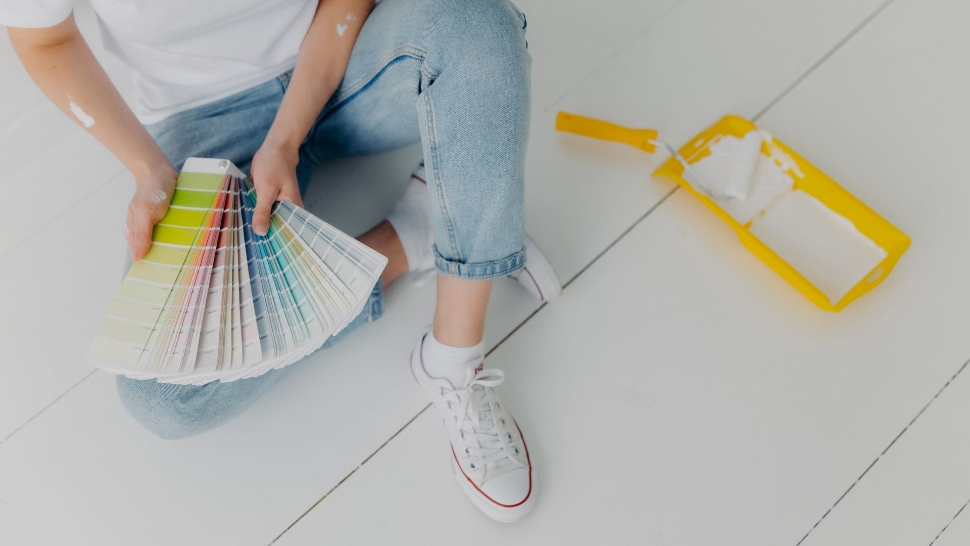 Imagem que ilustra a escolha do tipo ideal de tinta e acabamento para projetos.