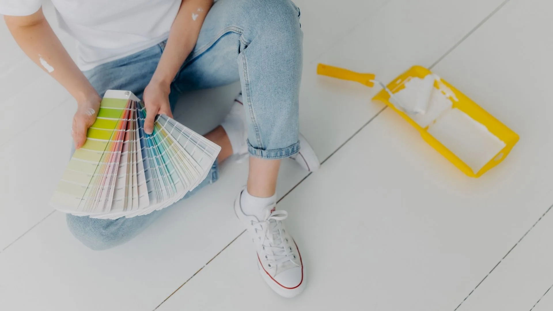 Imagem que ilustra a escolha do tipo ideal de tinta e acabamento para projetos.