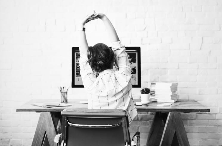 Imagem que ilustra um ambiente de home office com elementos ergonômicos adequados.