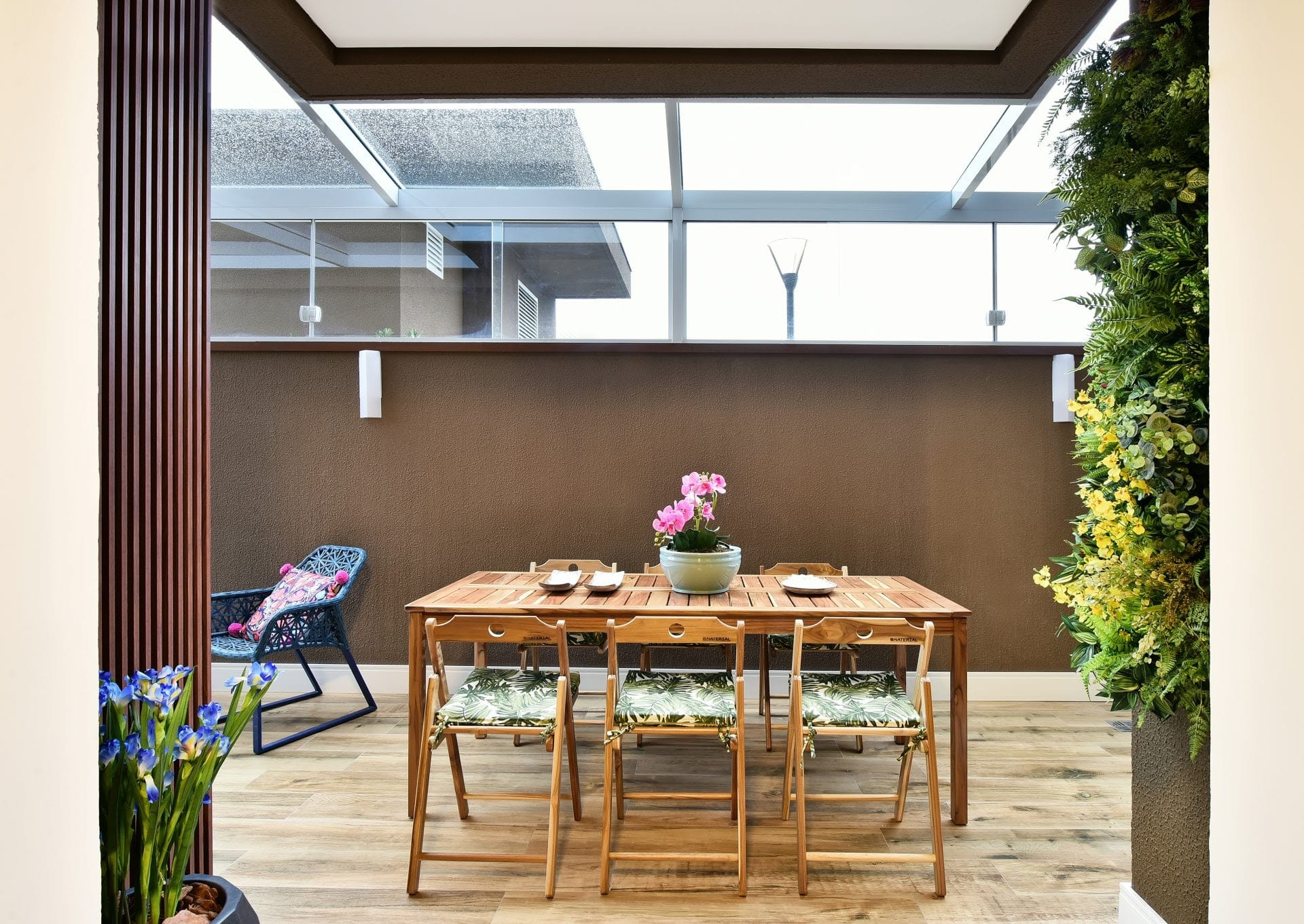 Acabamento de piso porcelanato líquido sobre uma superfície nivelada, sem juntas.