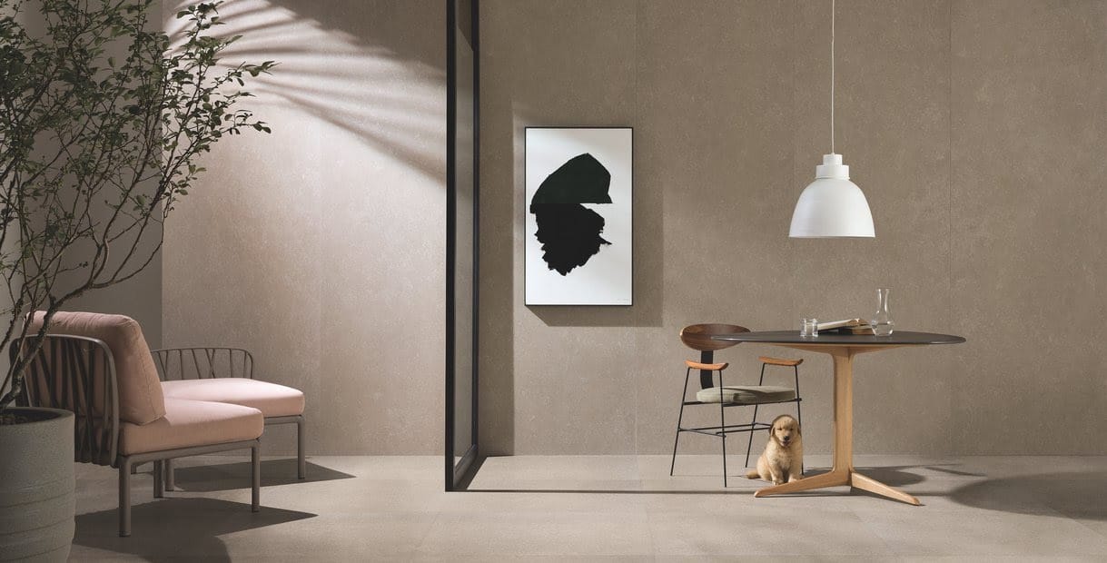 Piso porcelanato técnico com textura natural que parece uma superfície de pedras.