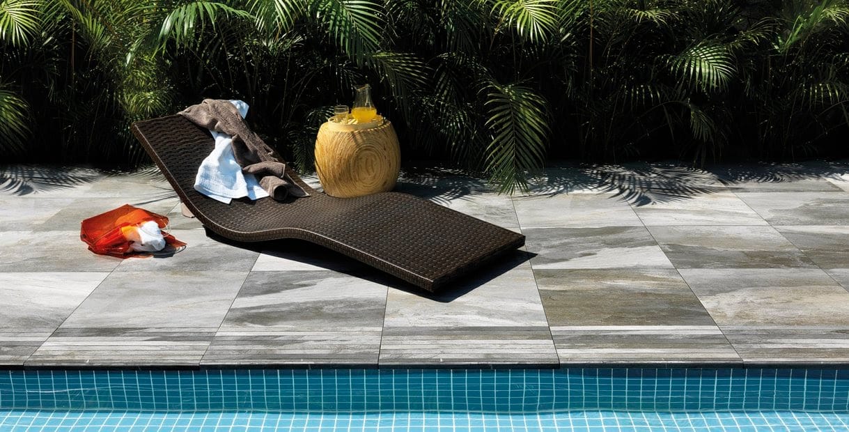 Piso porcelanato em ambiente externo, resistente e durável, ideal para áreas molhadas.