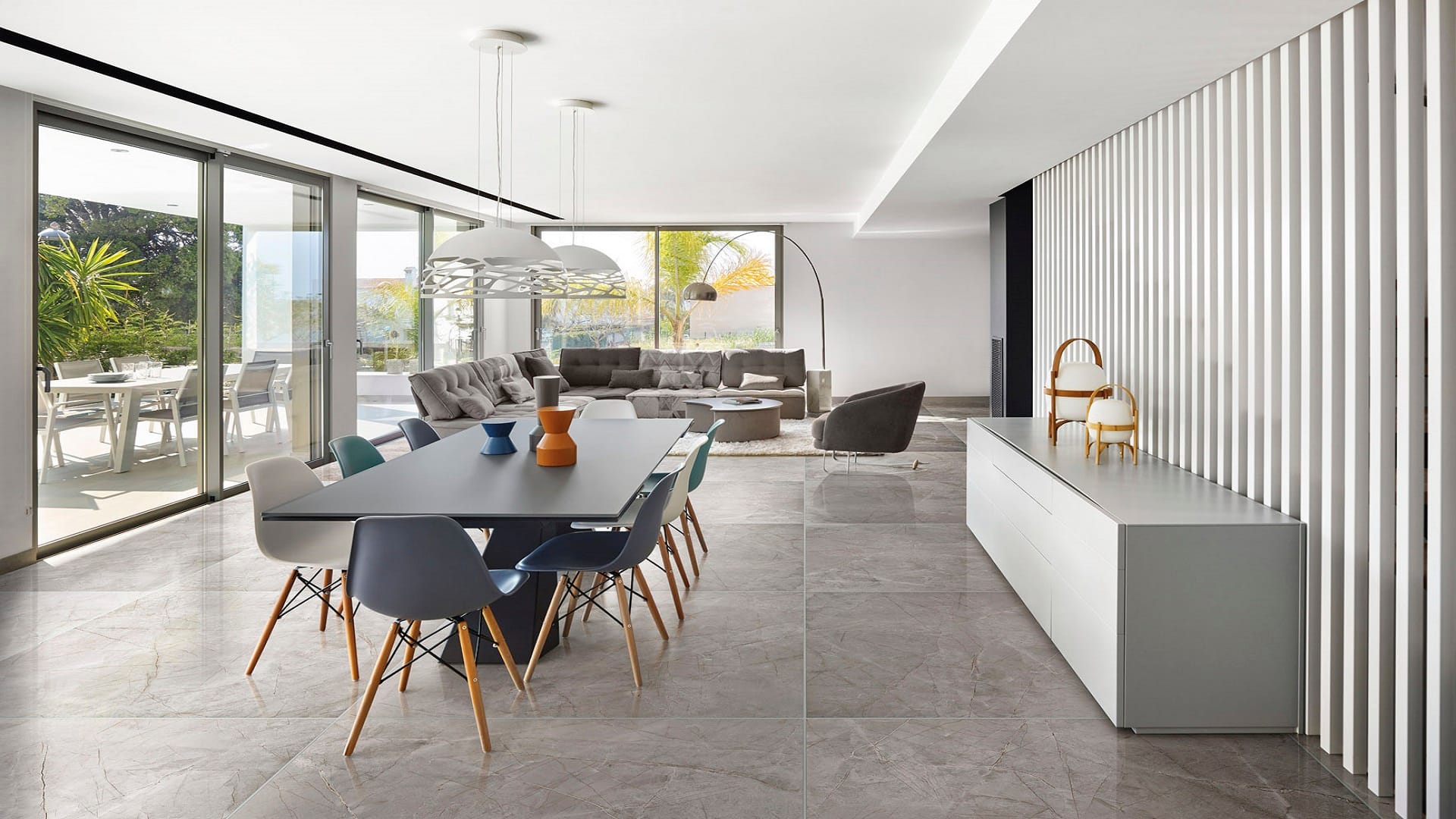 Piso porcelanato em ambiente decorado, com detalhes de acabamento refined.