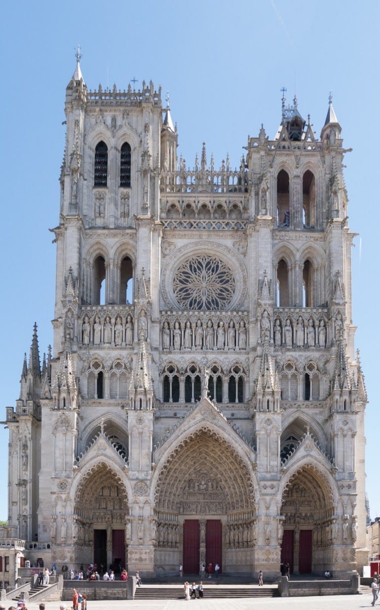Imagem que ilustra a Catedral de Amiens, destacando a riqueza dos detalhes em sua construção.