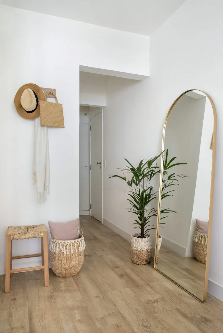 Banqueta artesanal harmonizou canto do quarto com decoração natural (Projeto: Amanda Miranda)