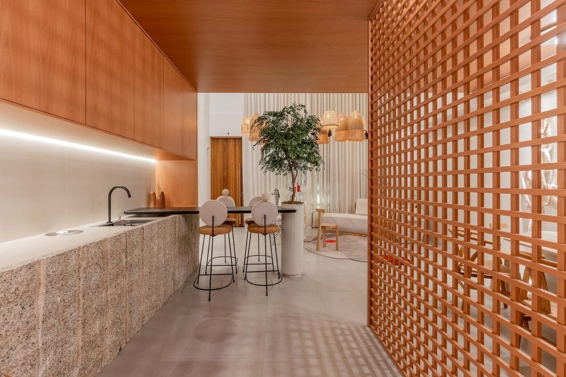 Nas mesas de refeições, banquetas podem substituir cadeiras (Projeto: Vigore Arquitetos)