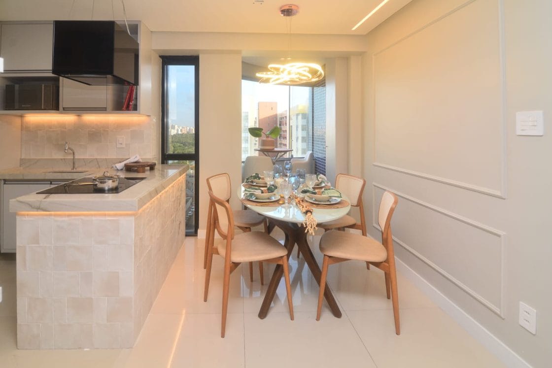 Ambiente integrado e minimalista com parede de boiserie.