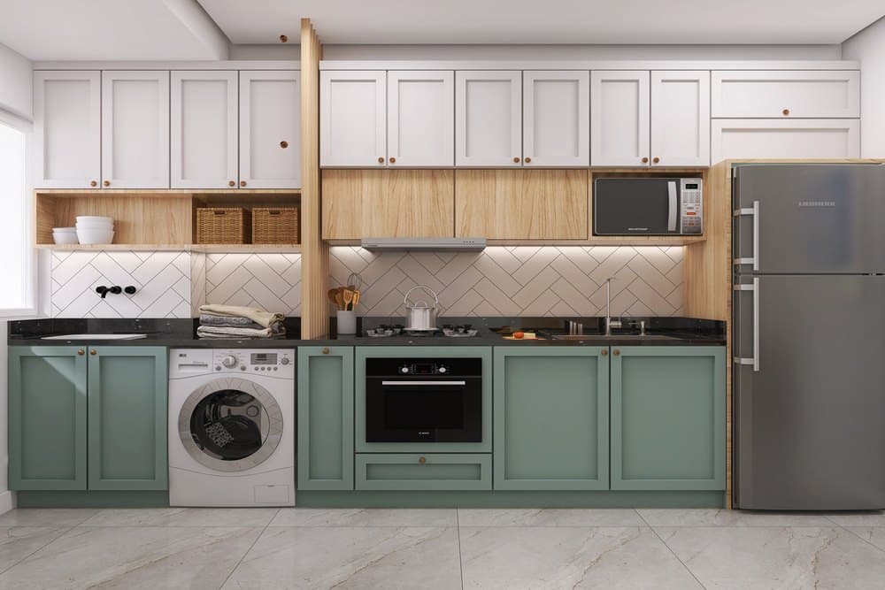 Imagem de uma cozinha americana com layout linear.