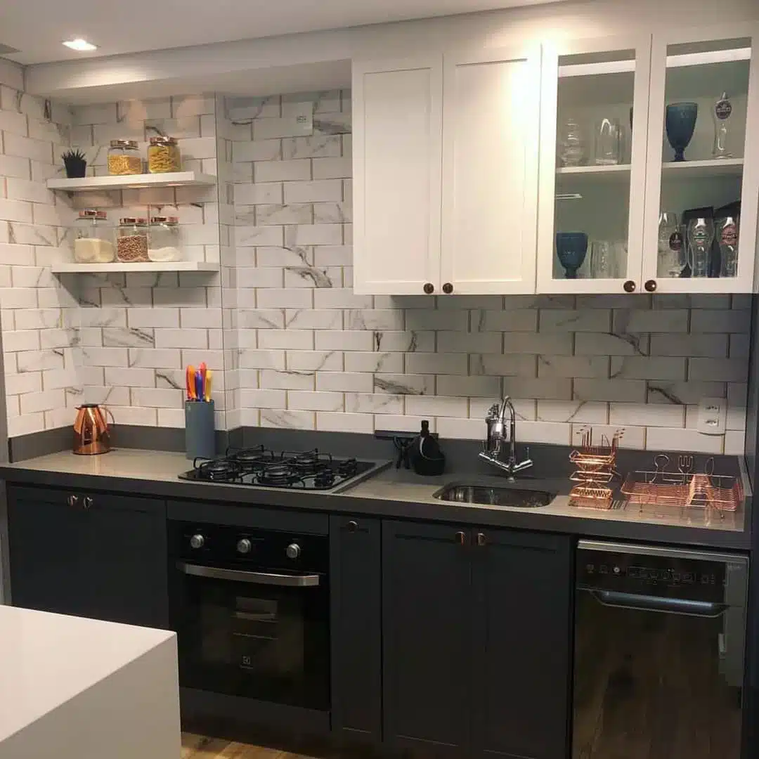 Cozinha compacta com pia, revestimento de pedras