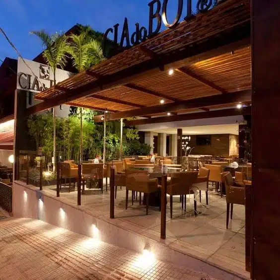 Decoração do restaurante, impactando a experiência do cliente.