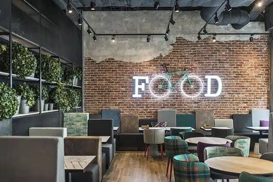 Decoração do restaurante, com luz ambiente e percepção de qualidade.