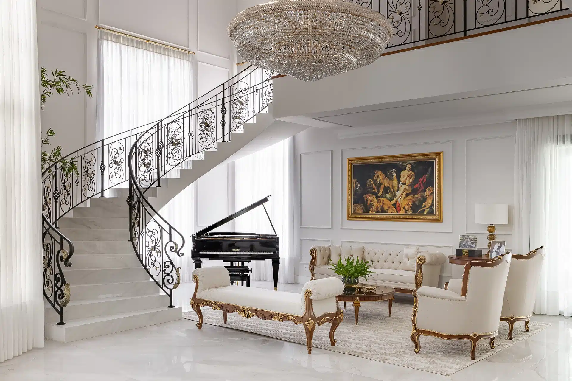 Opulência aparece em decoração parisiense com detalhes dourados (Projeto: Marcelo Lopes Diniz e Associados)