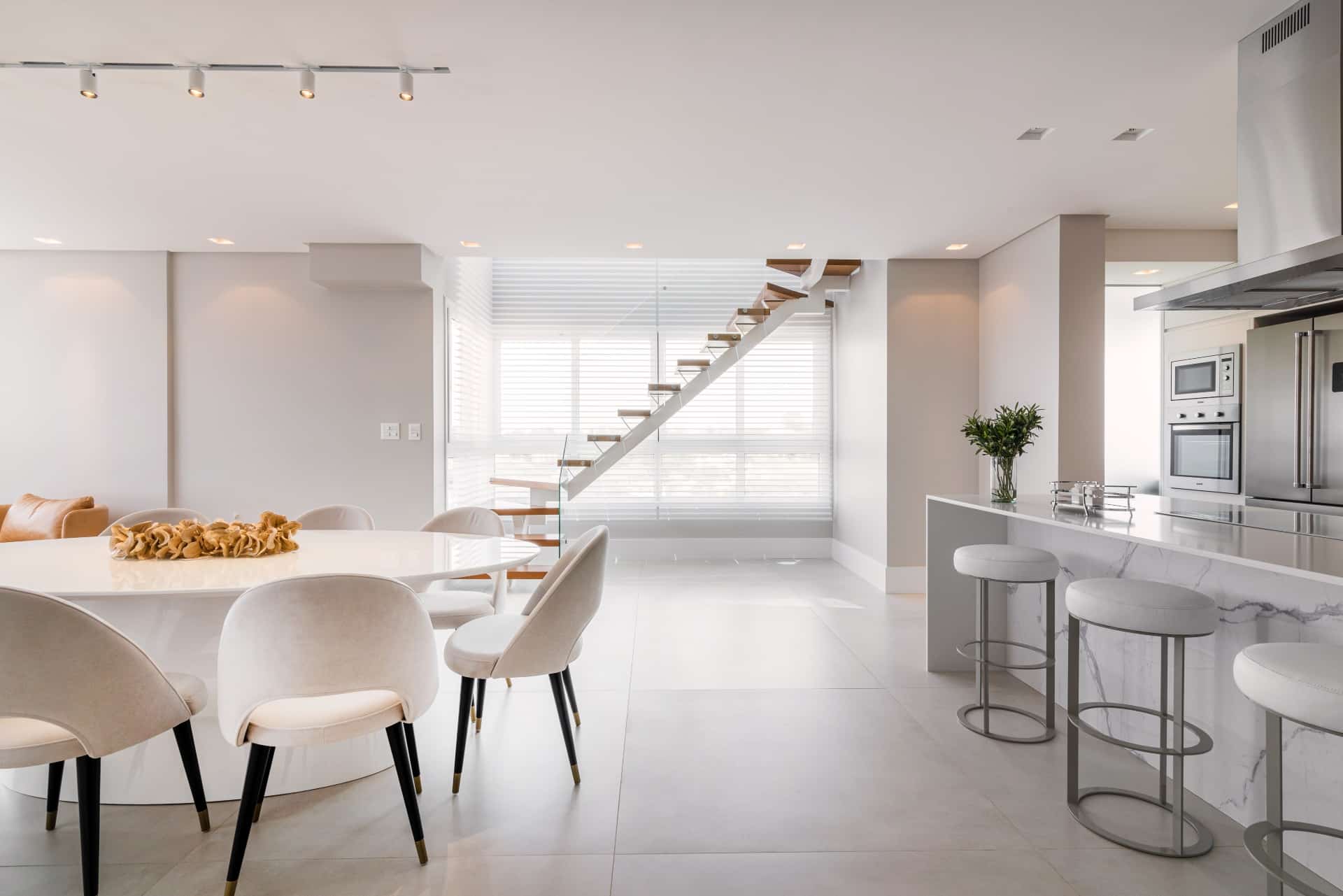 Apartamento apresenta sala minimalista e elegante com tons neutros (Projeto: Bárbara Dahmer)
