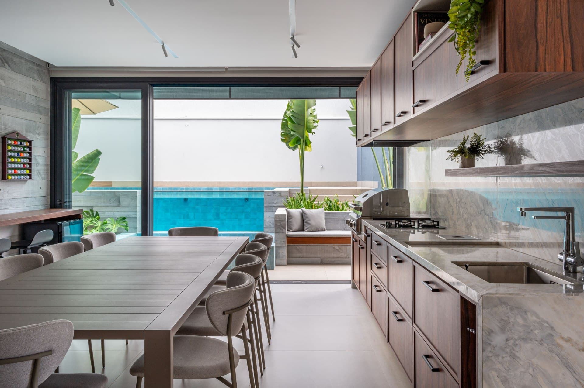 Esta cozinha conta com mobiliário funcional e confortável (Projeto: Sala Squadra Arquitetura e Interiores)