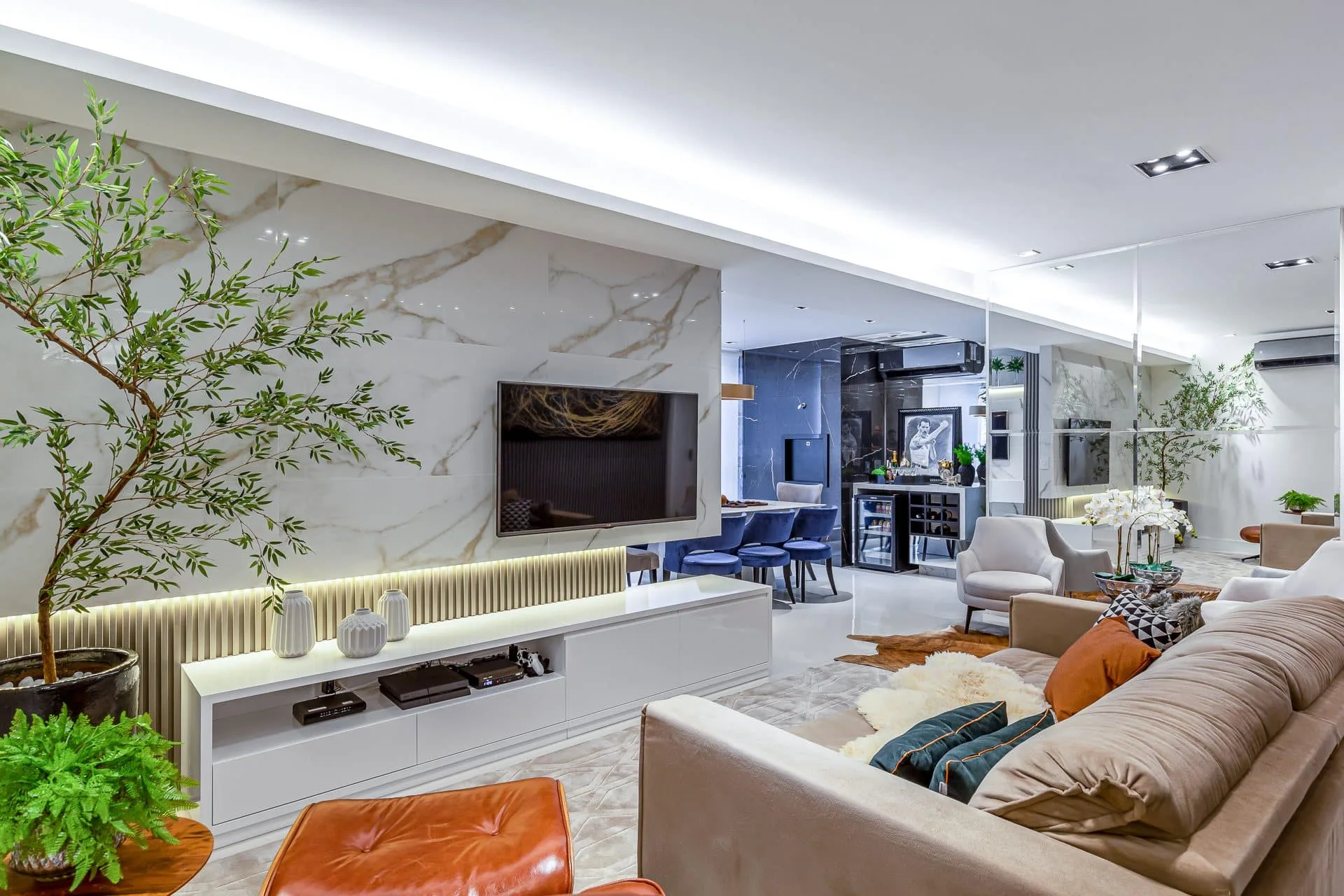 Na sala, meia parede pode até servir para dividir a decoração dos ambientes (Projeto: archibox arquitetura / Foto: Rafael Guimarães)