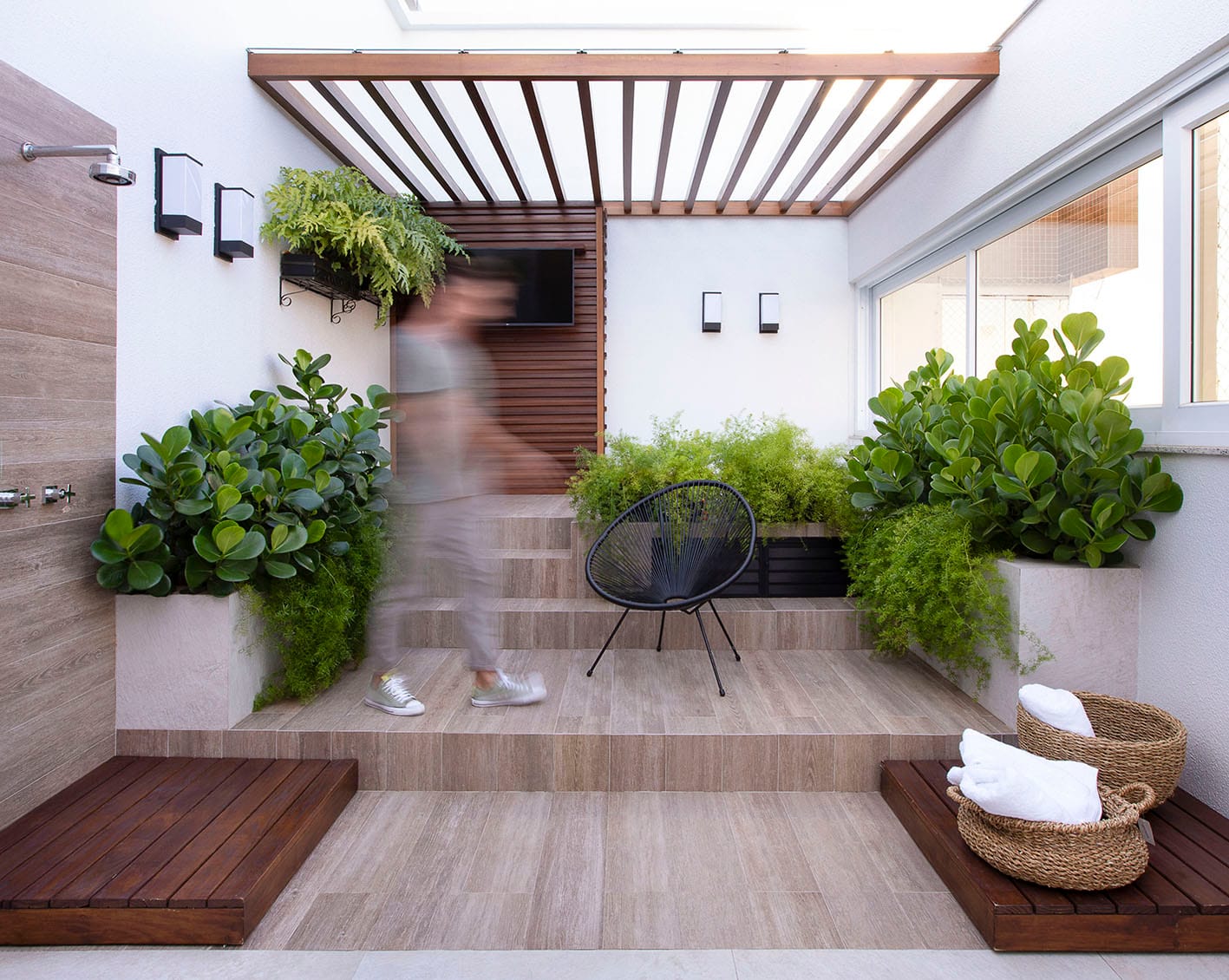 Para ter mais amplitude em casas pequenas, aposte na luz natural (Projeto: Idea Arquitetura / Foto: Grasi Mohr)