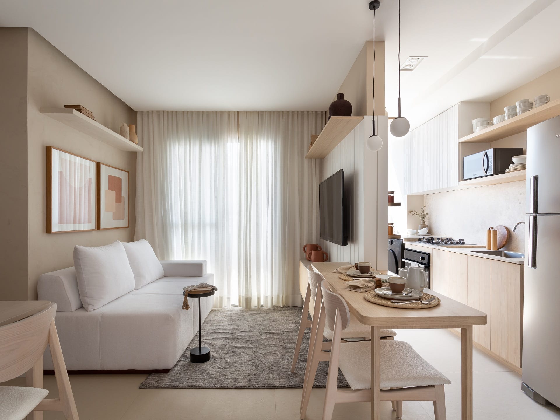 Espaço reduzido e vontade de mudança pedem redução na quantidade de móveis (Projeto: Arquitetura TAG / Foto: Nadia Bach)