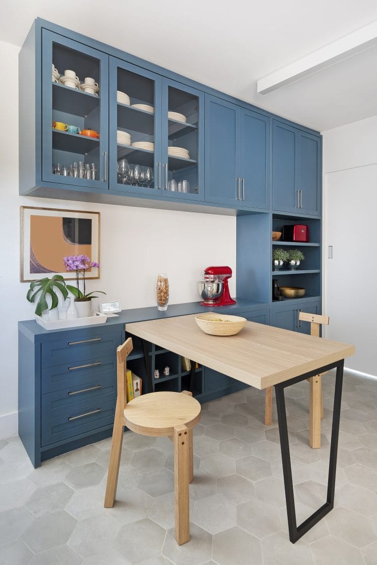 Com formato hexagonal e acabamento mate, piso pode ser aplicado em todo o interior da casa (Projeto: Kenia Azevedo)