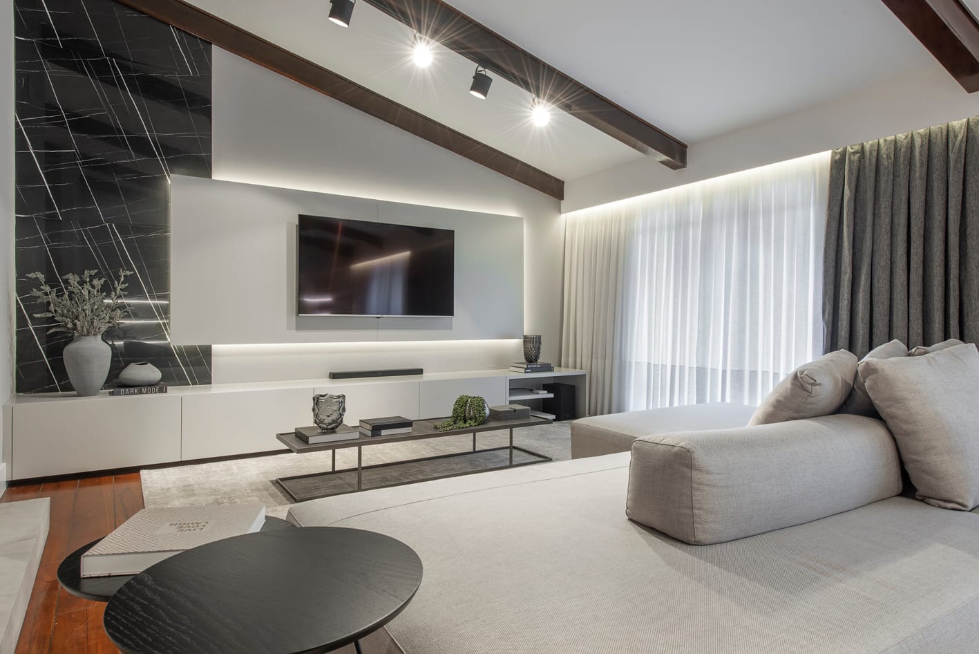 O porcelanato preto também tem tudo a ver com a decoração moderna, prestando atenção ao contraste.