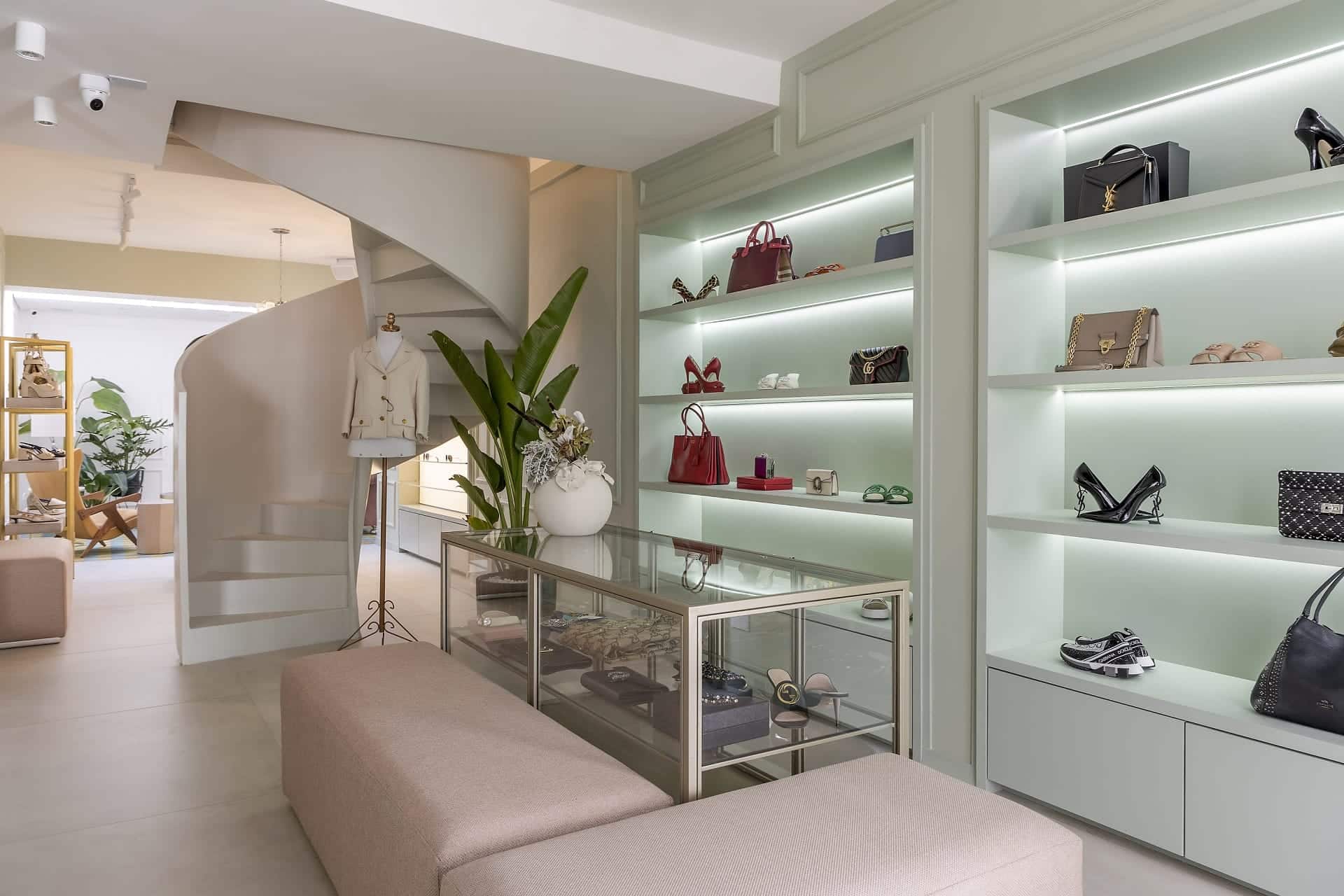 Escada em metal é um dos destaques da loja. (Projeto: Robert Robl / Foto: Rafael Renzo)