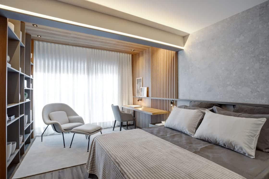 Cabeceira da cama pode ser revestida com porcelanato, ganhando a dupla funcionalidade de decoração e praticidade (Projeto: archi [lab] Karen Felix e Maira Rossi)