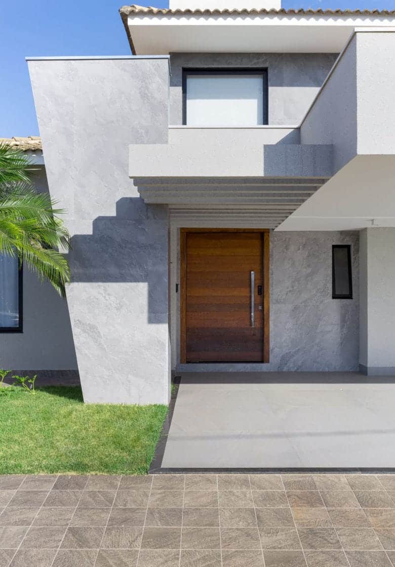 Para a proteção das paredes da área externa, muitos arquitetos têm preferência pelo porcelanato (Projeto: Marco de Stella e Beatriz Ribeiro Arquitetura e Interiores / Foto: Felipe Cuine)