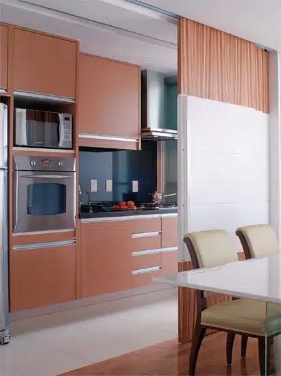 Sala e cozinha conjugadas, porta de correr divisória