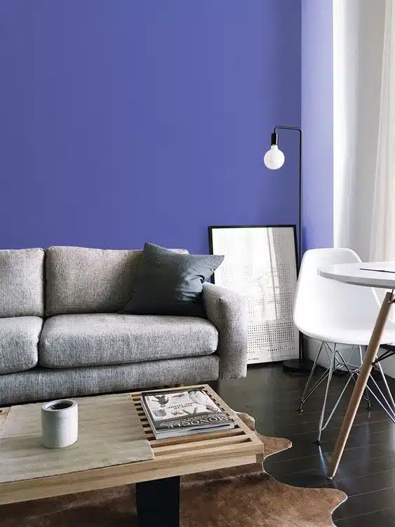 Paredes pintadas de Very Peri, criando um ambiente dinâmico na sala de estar.