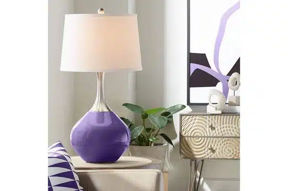 Acessórios em Very Peri, como abajures e almofadas, que trazem vida ao ambiente.